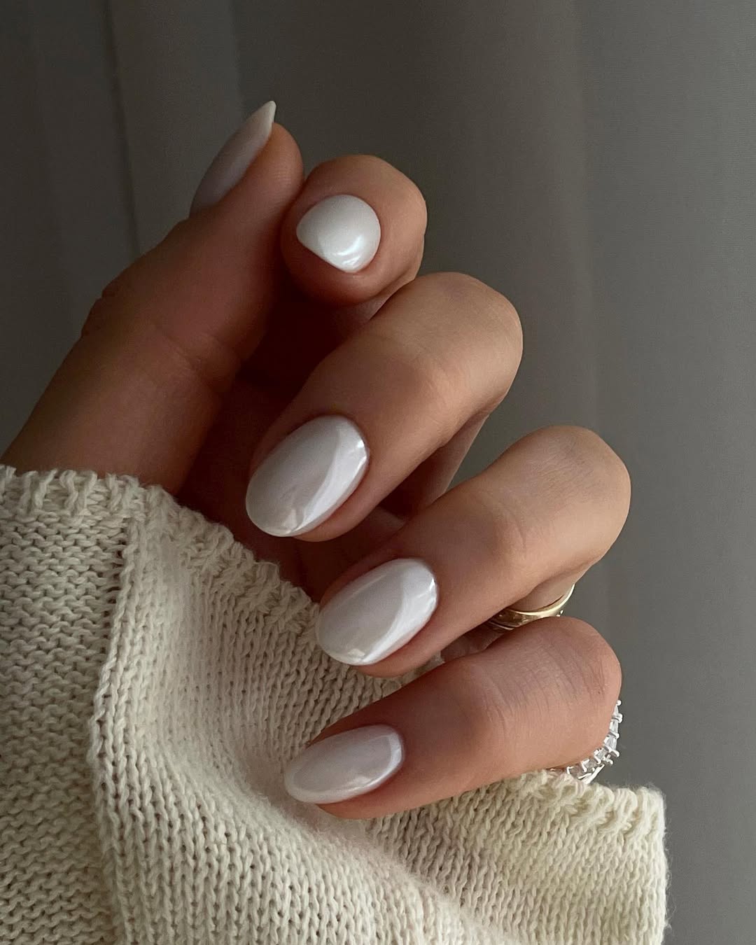 Esmalte branco perolado &eacute; tend&ecirc;ncia para quem busca um visual sofisticado