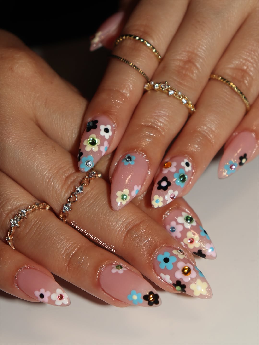 Unhas acrigel com flores coloridas e aplica&ccedil;&atilde;o de pedrarias
