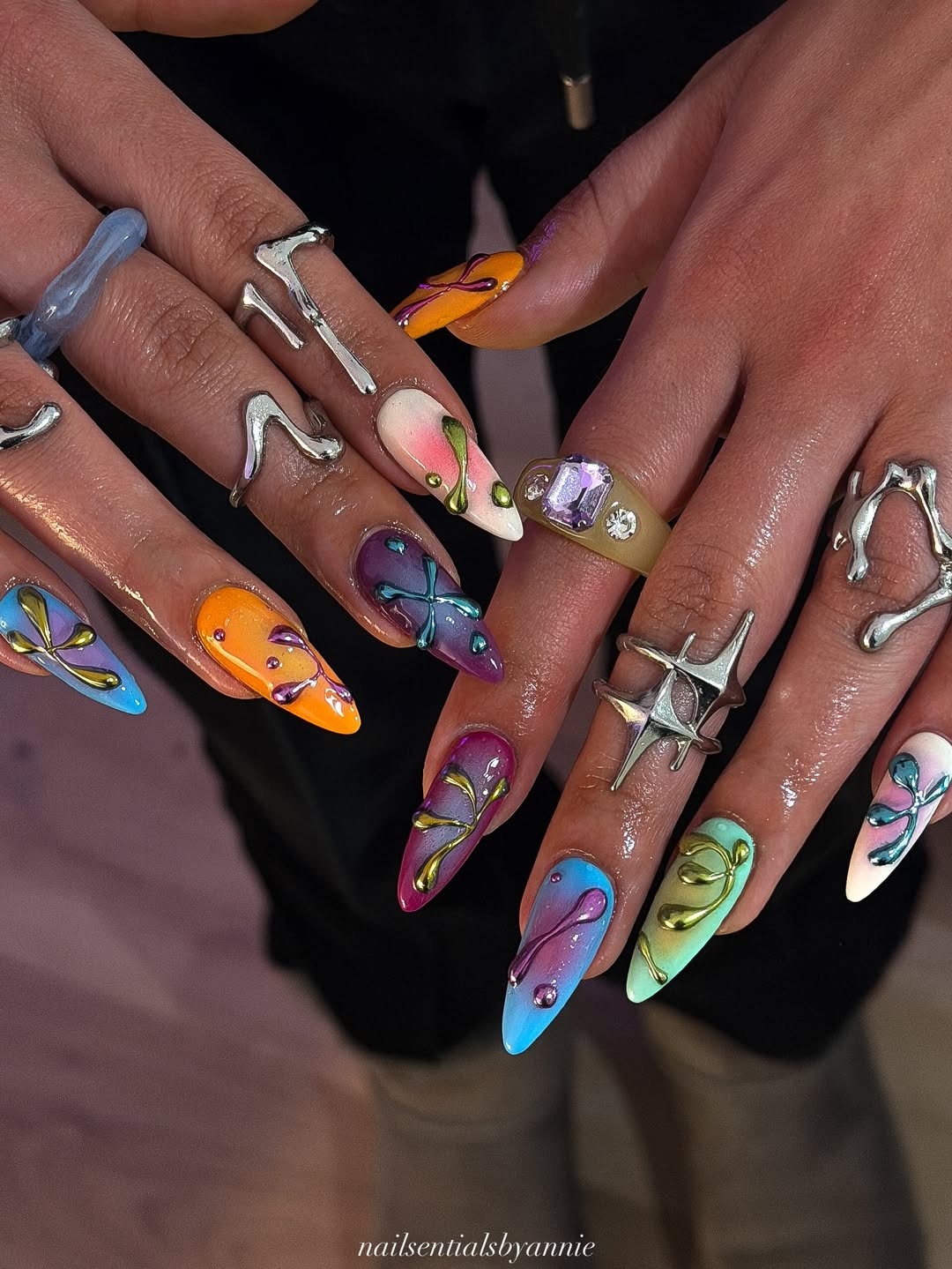 Unhas acrigel decoradas com cores vibrantes e acabamento met&aacute;lico