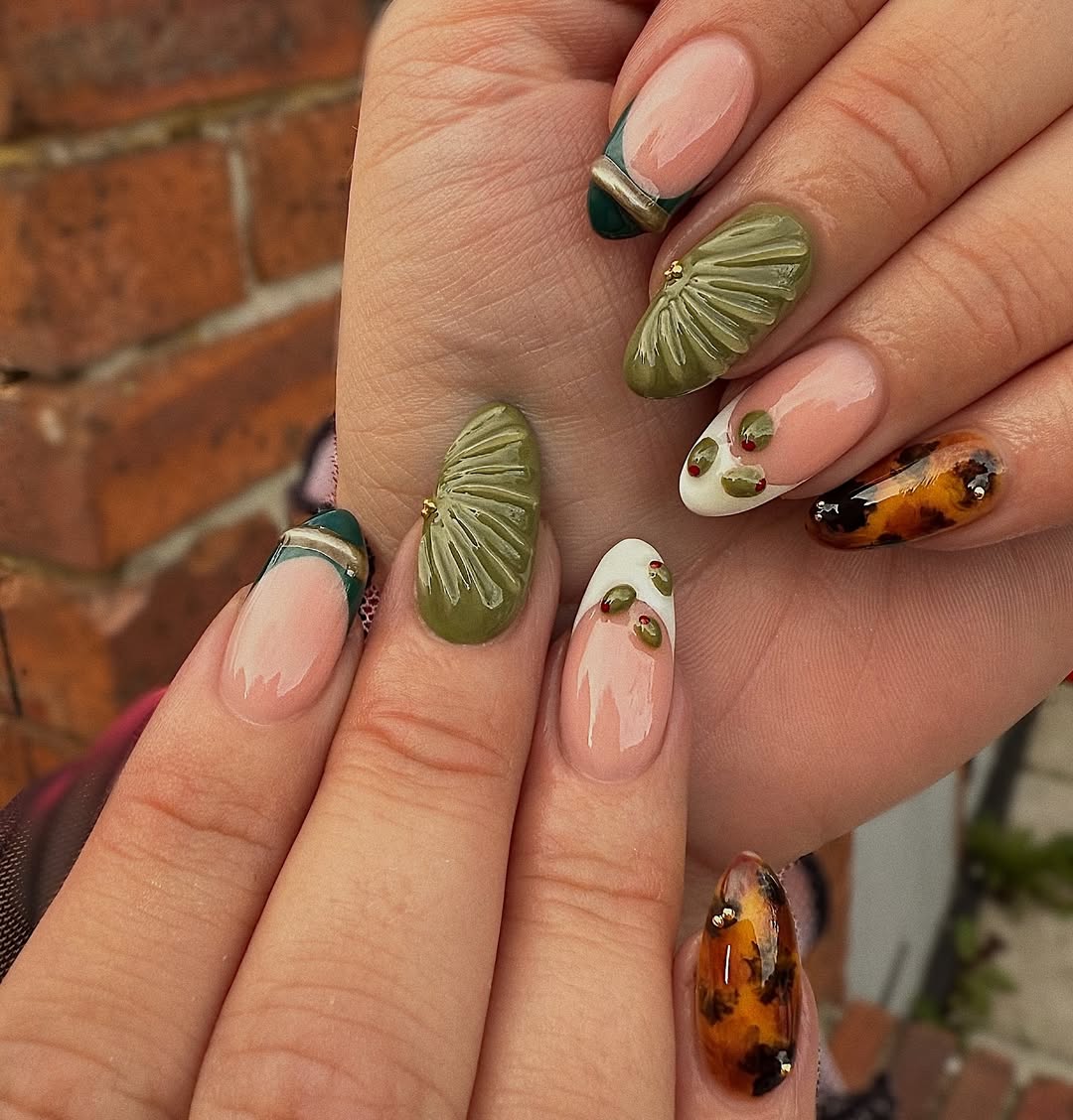 Unhas acrigel decoradas em tons de verde com textura e brilho