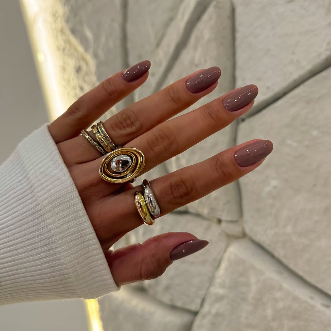 Esmalte nude rosado combina eleg&acirc;ncia e versatilidade em um s&oacute; tom