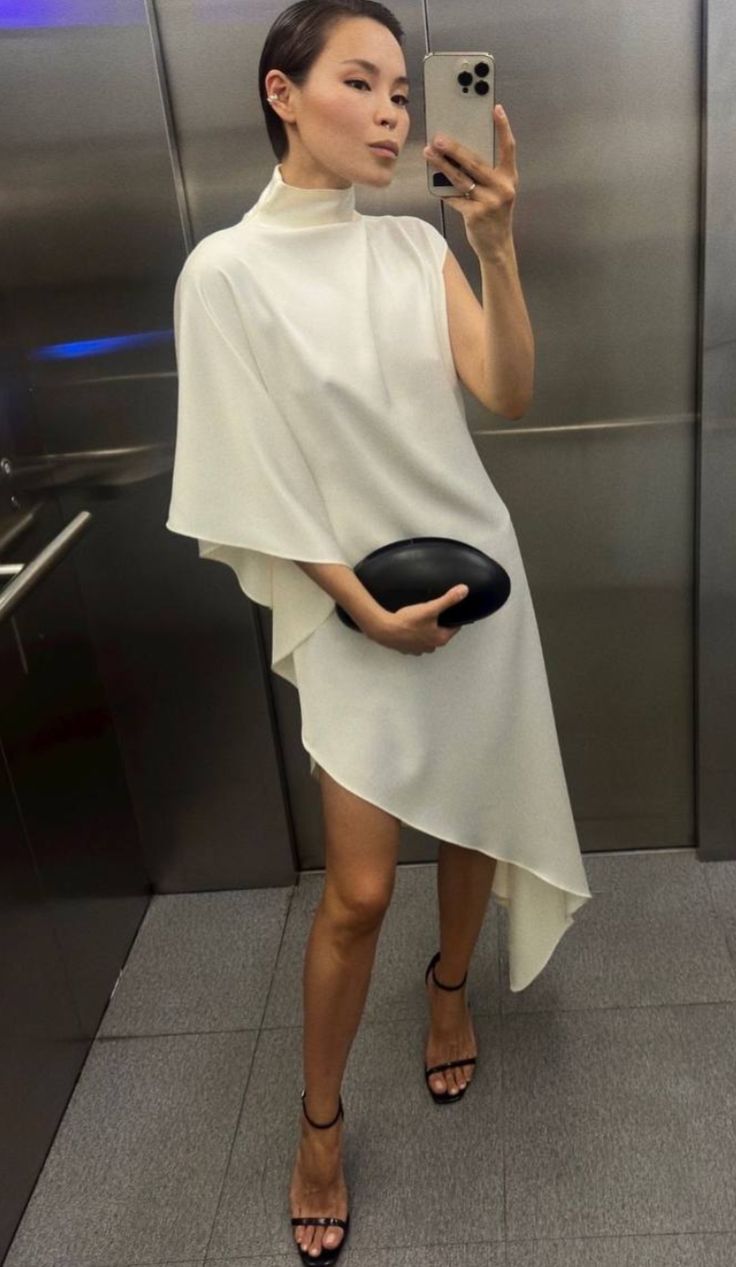 Vestido de seda branco com corte assim&eacute;trico aposta no minimalismo sofisticado