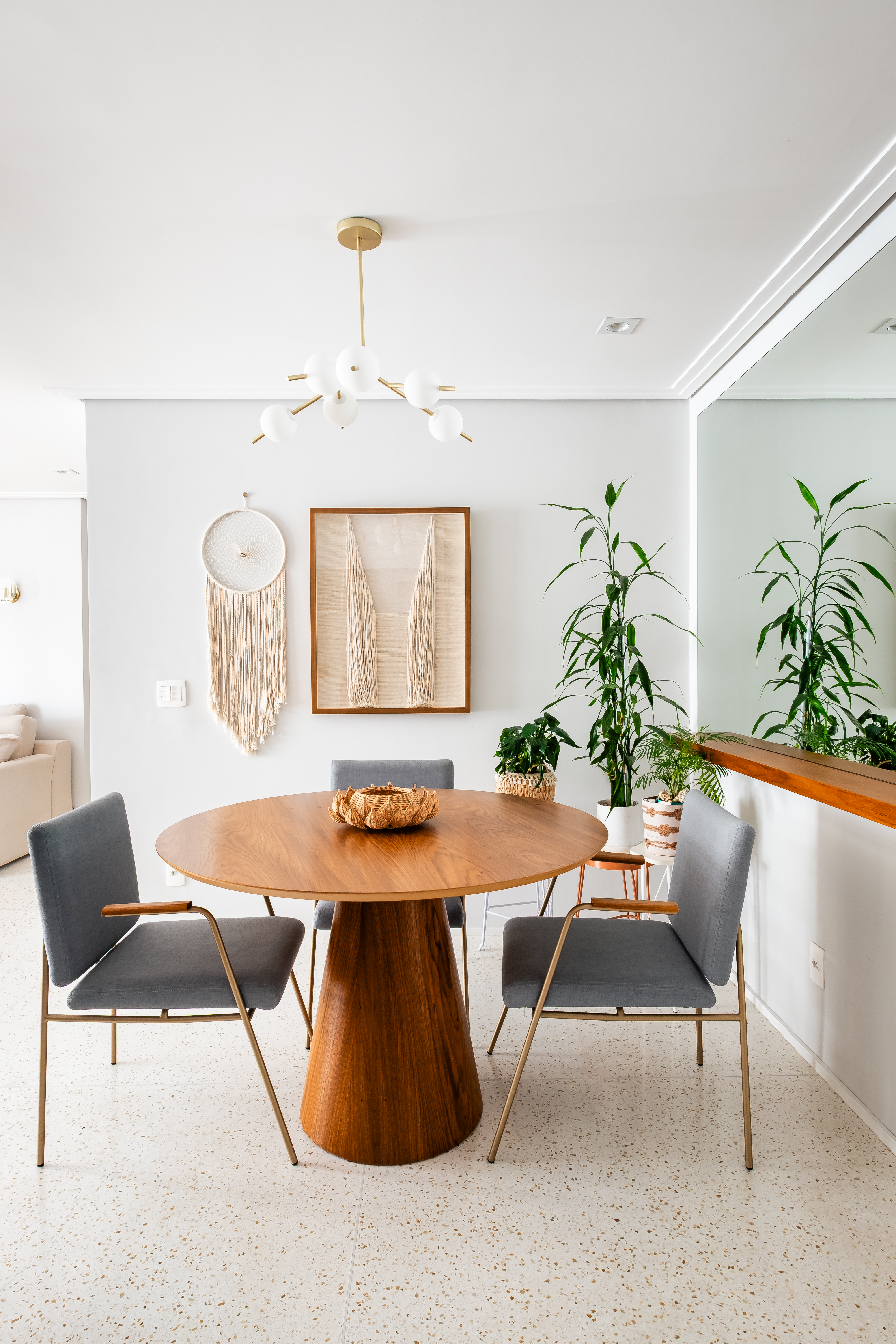 Sala de estar com mesa de refei&ccedil;&otilde;es e paredes em cores claras