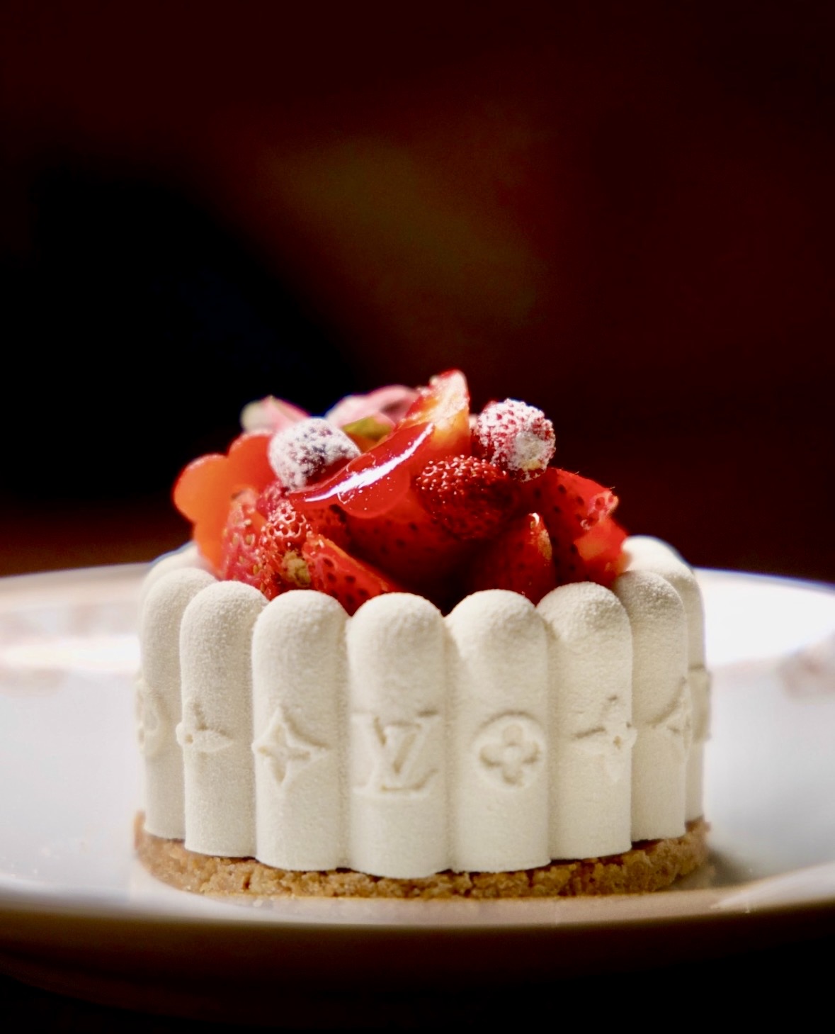 Sobremesa parecida com merengue de morango servida em prato branco