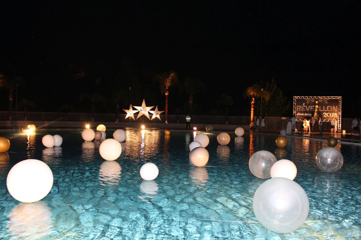 Festa de r&eacute;veillon na piscina com bal&otilde;es na &aacute;gua