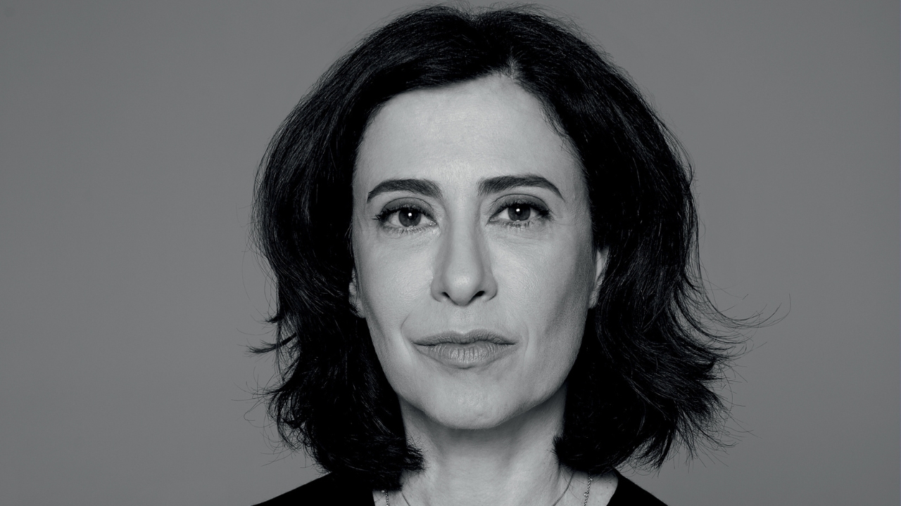 Foto do rosto de mulher olhando para câmera em preto e branco