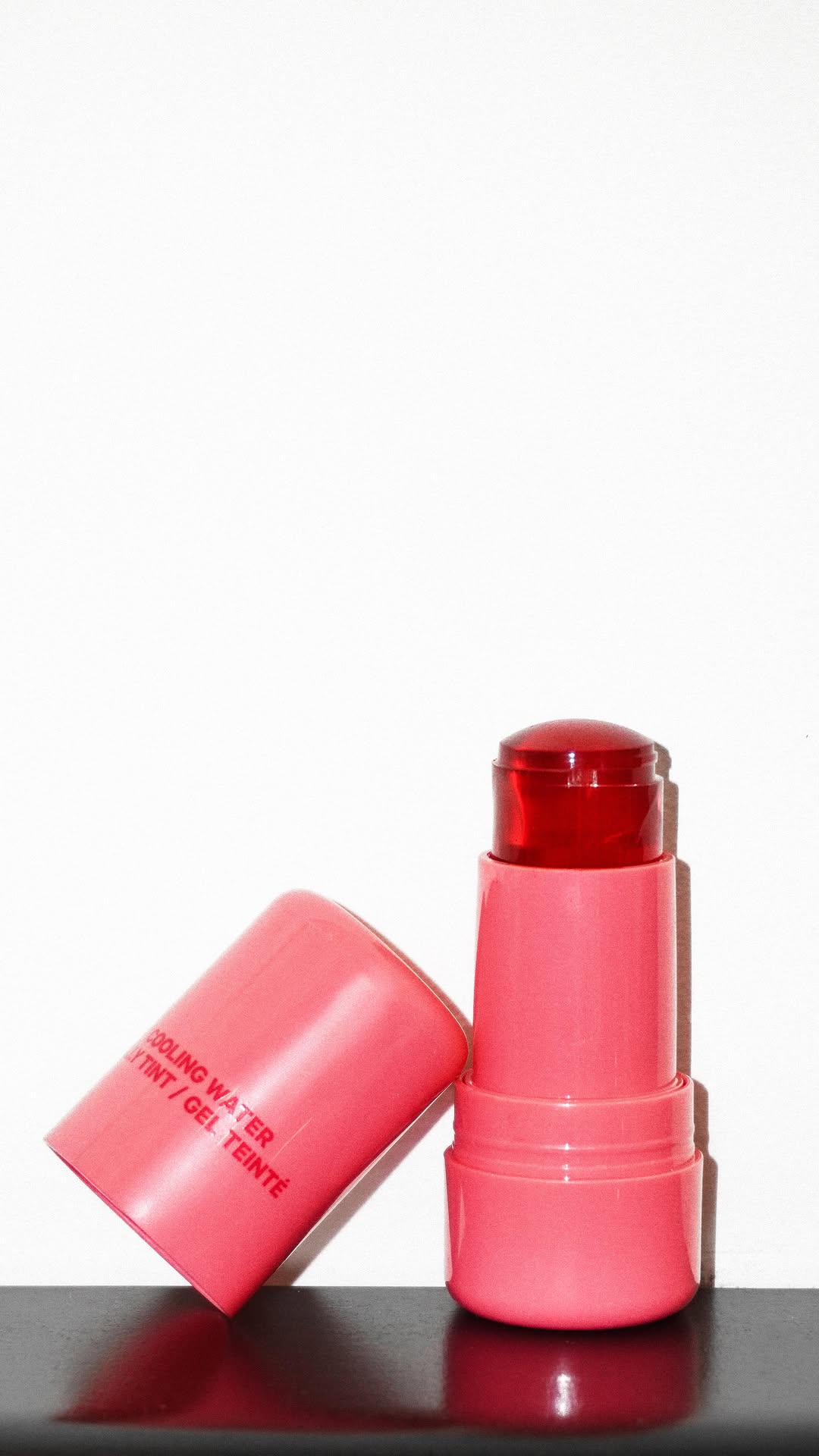 Foto de um jelly blush. &Eacute; um produto em bast&atilde;o com apar&ecirc;ncia gelatinosa