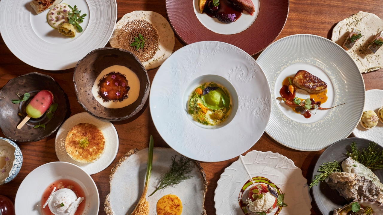 Mesa com v&aacute;rios pratos diversos servidos juntos