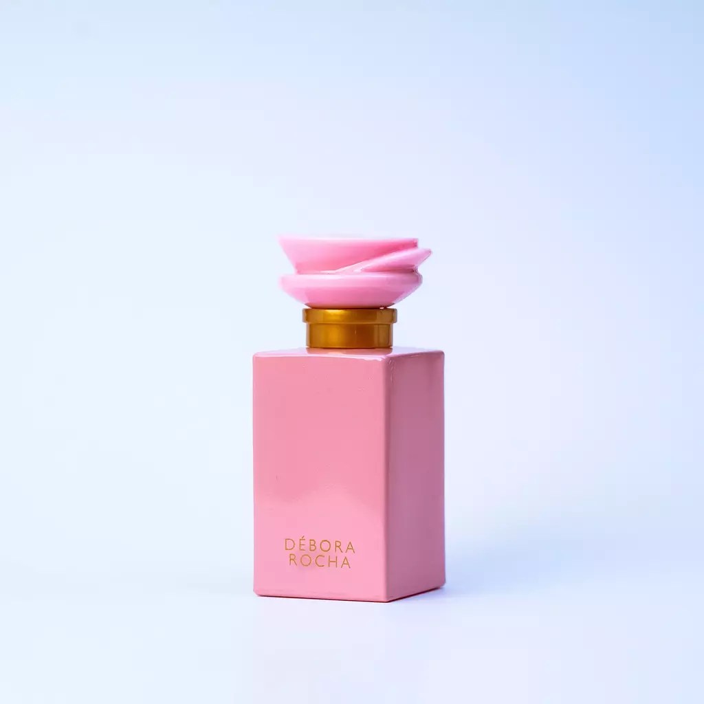 Foto do perfume Debora Rocha da Primacial. A embalagem &eacute; rosa