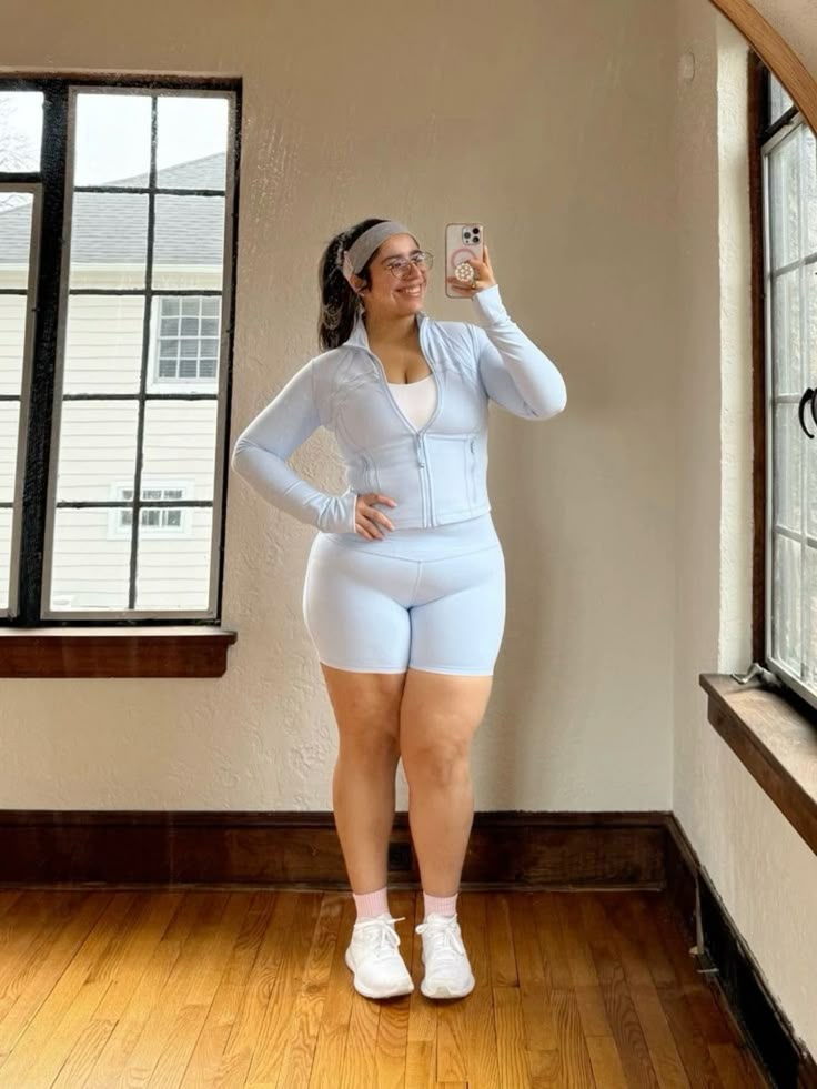 Conjunto fitness azul-claro com jaqueta leve para treinar