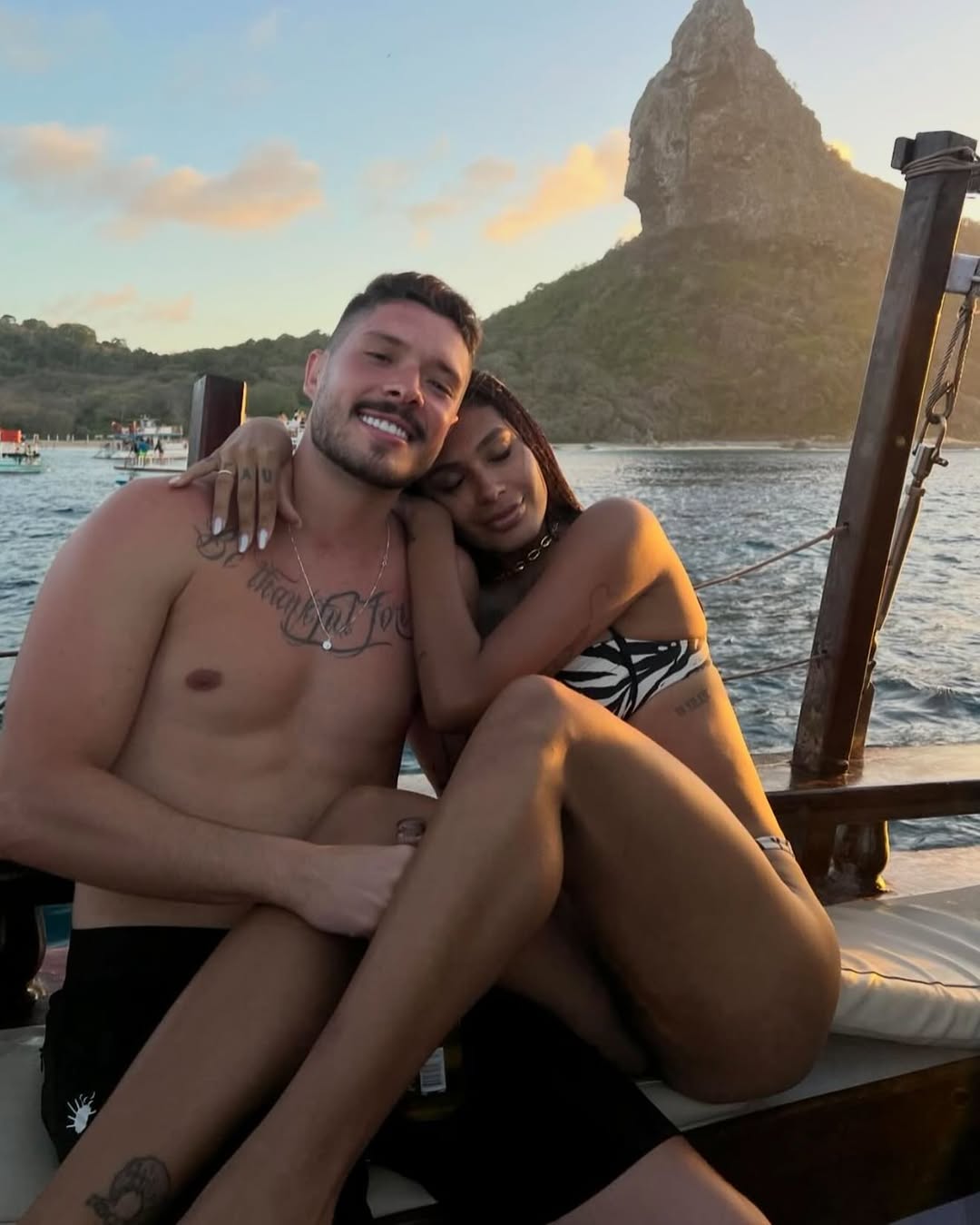 Imagem da cantora Pocah e do produtor Ronan antes do t&eacute;rmino