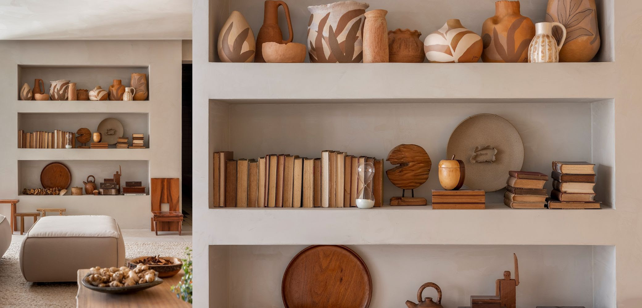 Prateleira com elementos naturais em cer&acirc;mica e argila com cores quentes