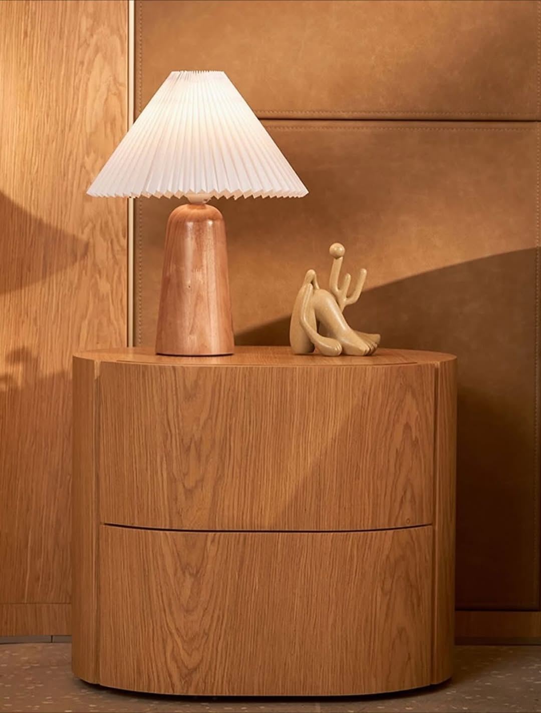 C&ocirc;moda decorada com abajur e objeto de decora&ccedil;&atilde;o