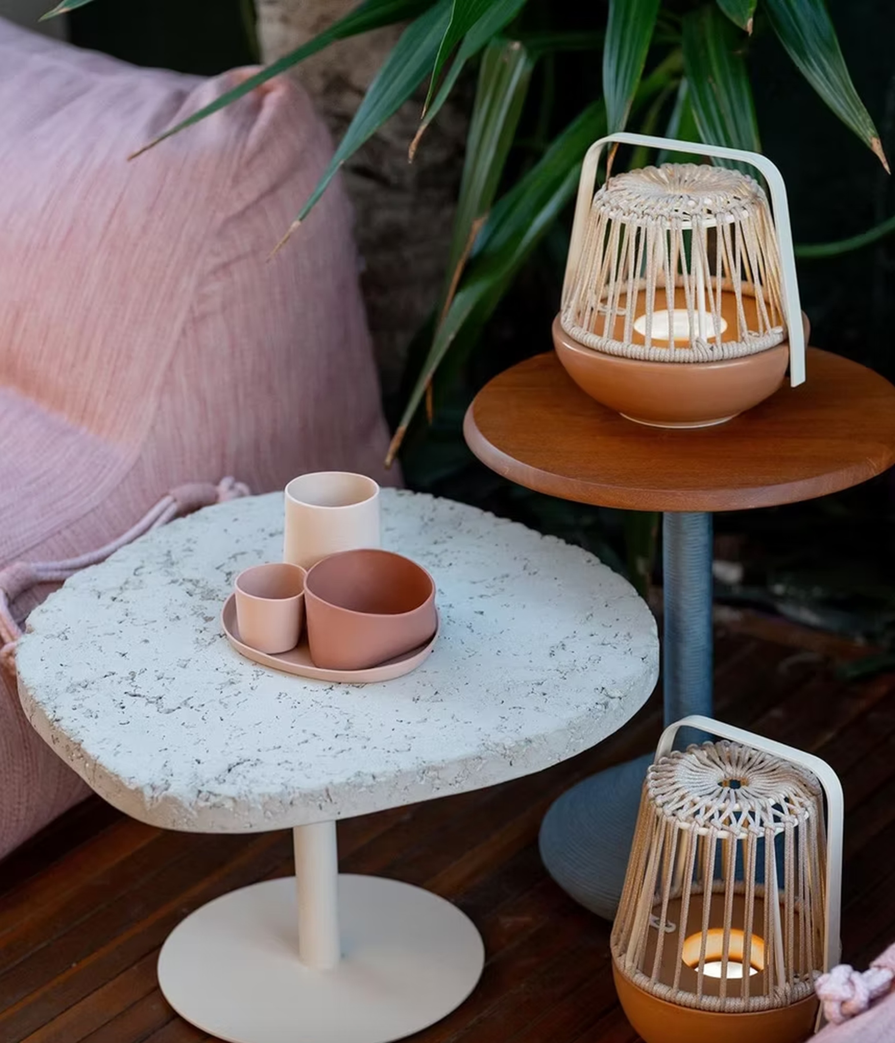 Lumin&aacute;ria com base semiesf&eacute;rica de cer&acirc;mica artesanal e c&uacute;pula de alum&iacute;nio revestida por corda n&aacute;utica