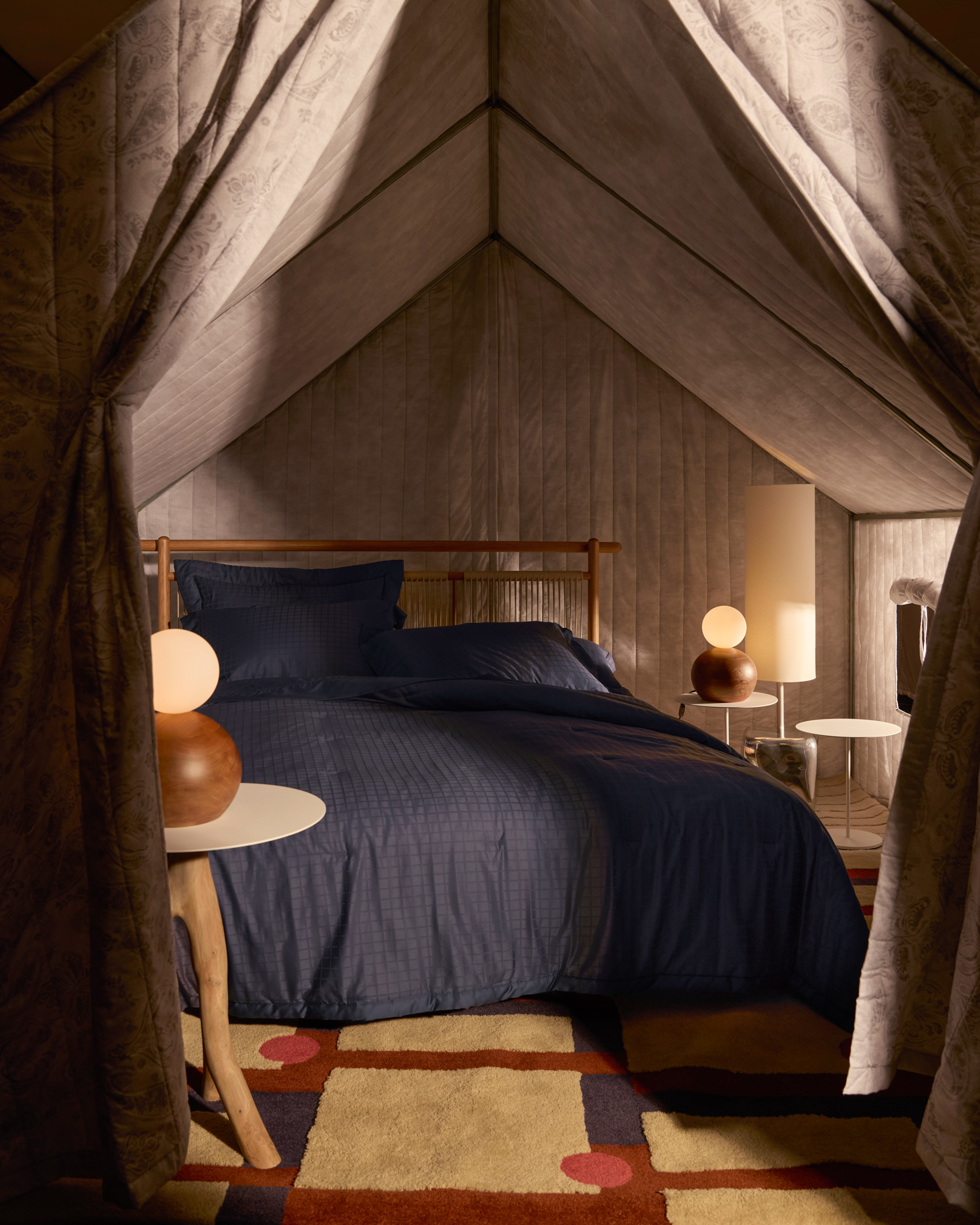 Quarto em estilo cabana com atmosfera escura iluminado por abajures