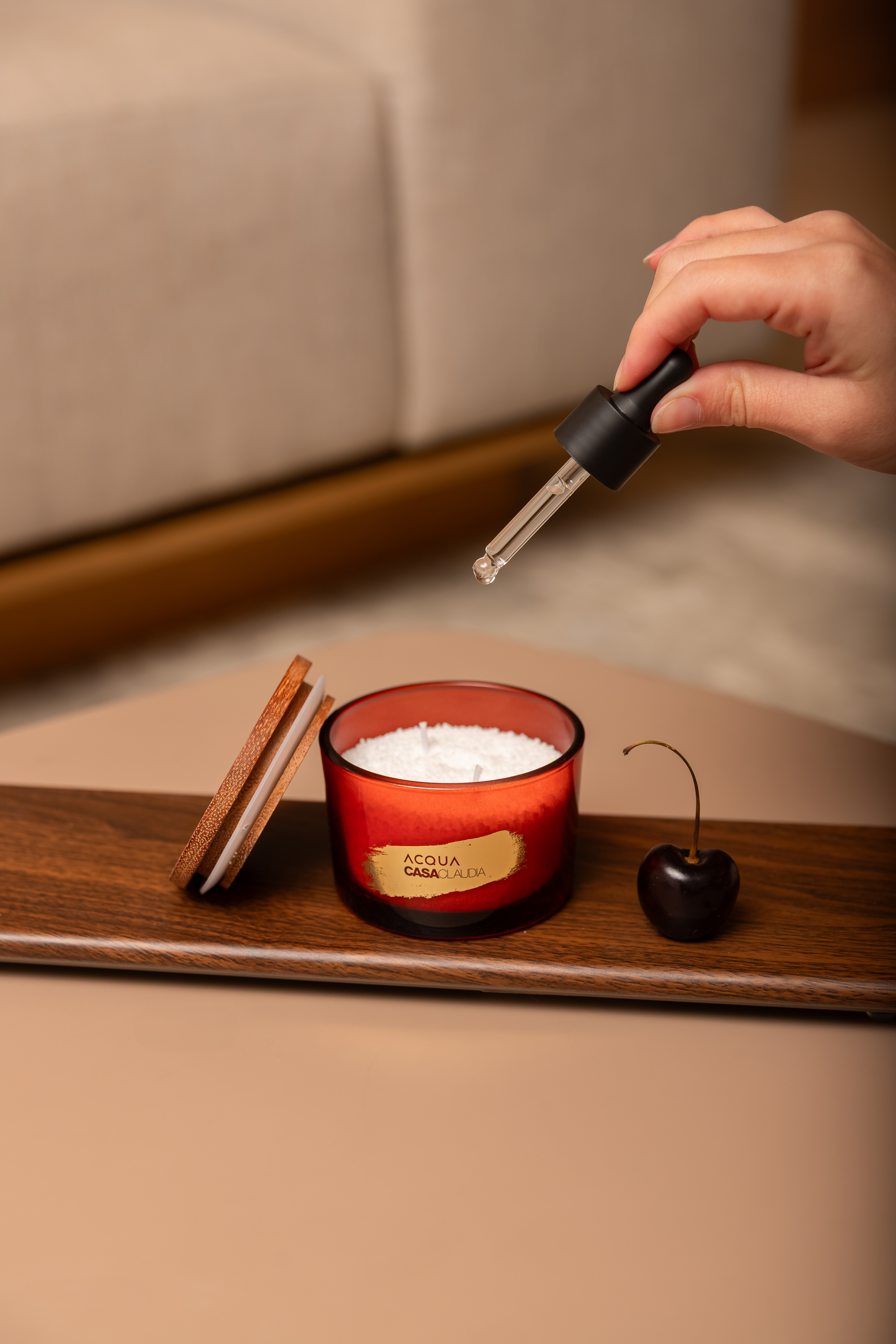 Pessoa colocando ess&ecirc;ncia em vela