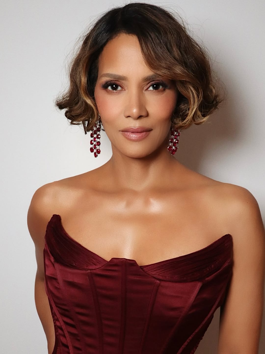 Foto de uma mulher negra usando o cabelo long bob e um vestido vermelho