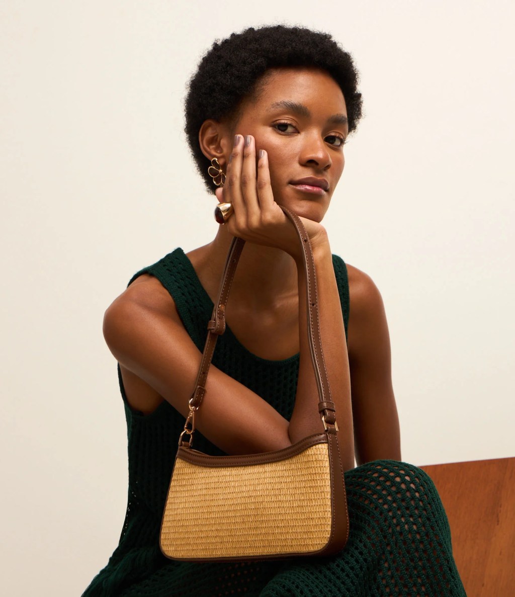 Foto de uma bolsa pequena de palha