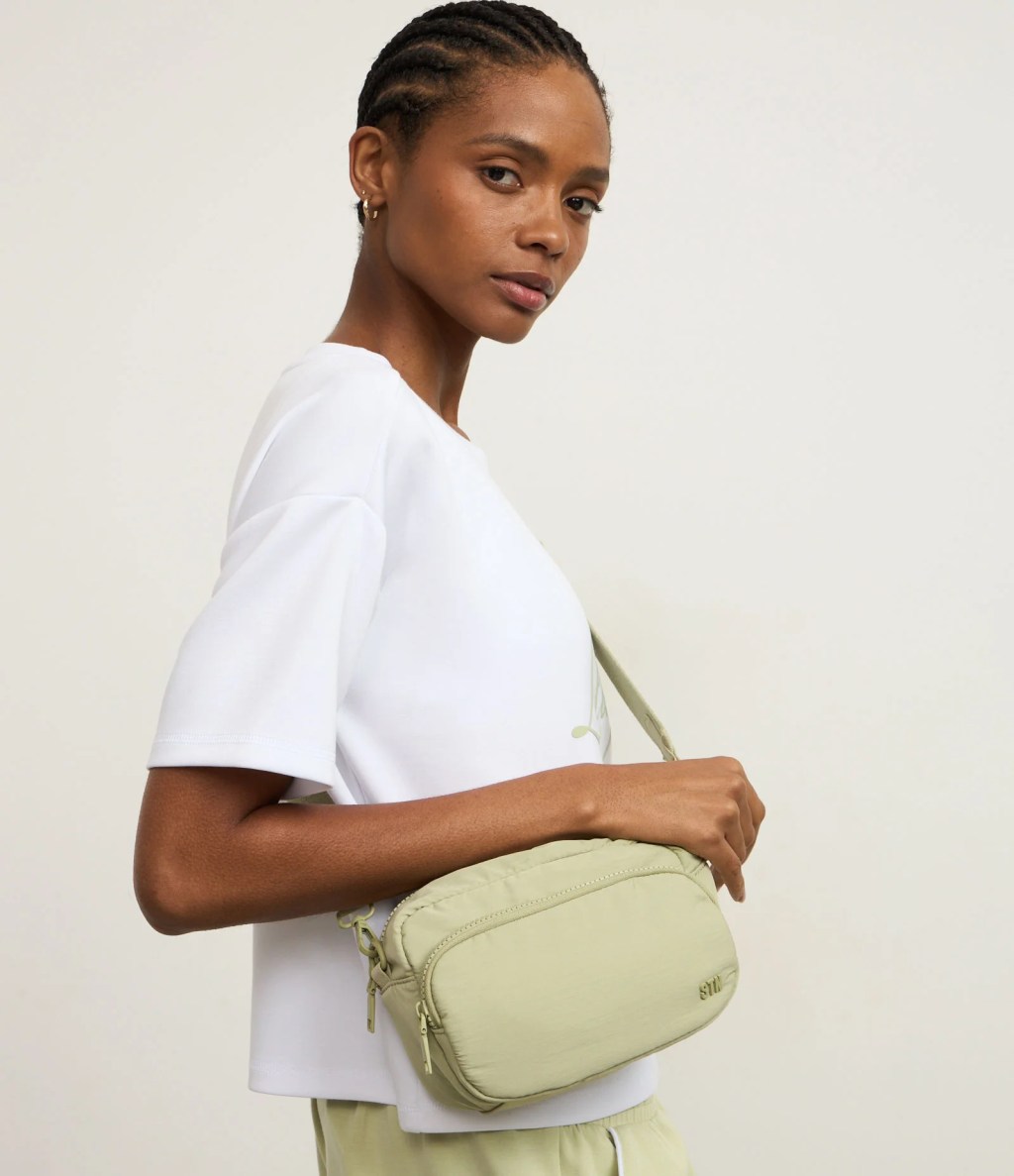 Foto de uma bolsa verde transversal