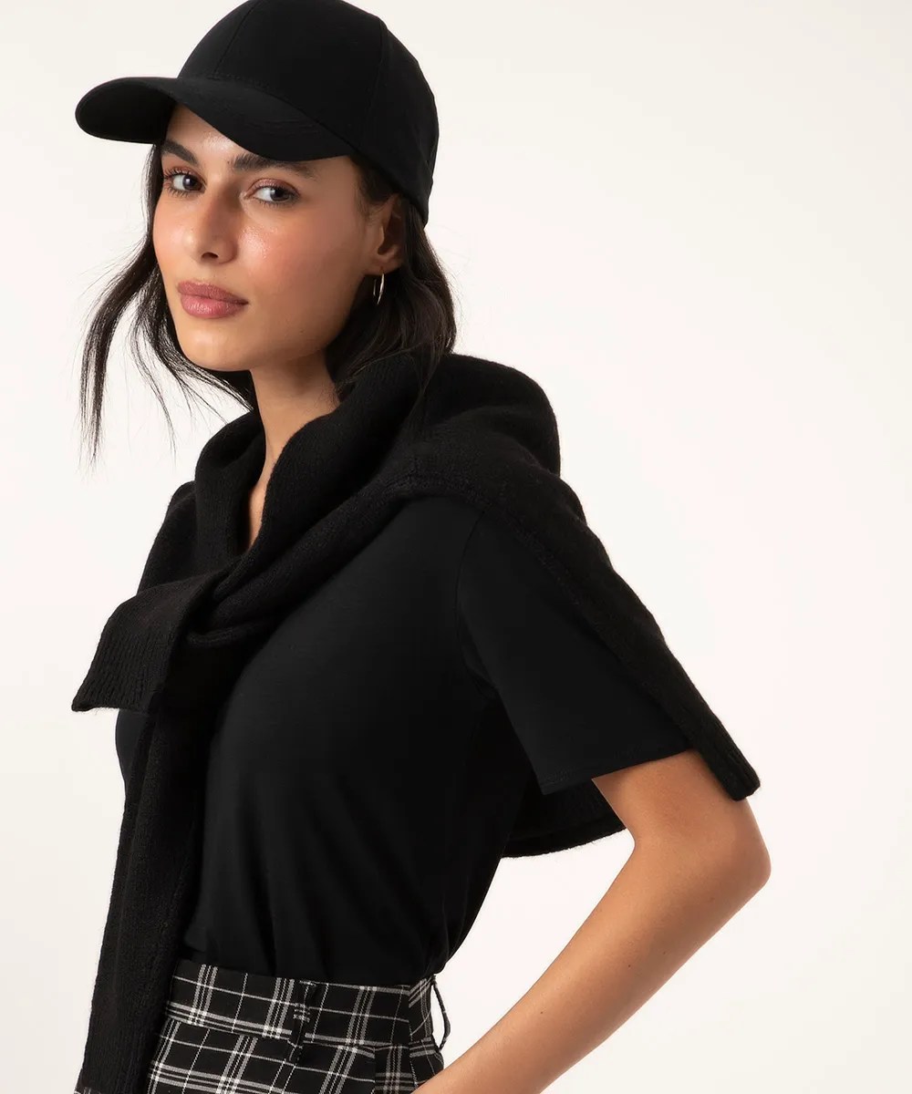 Foto de um bon&eacute; preto