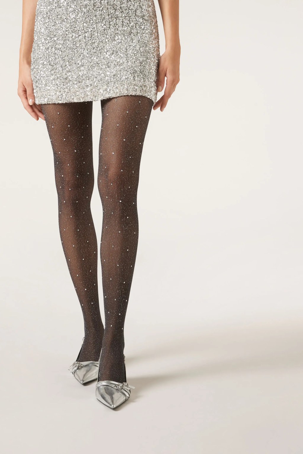 Foto de uma meia-cal&ccedil;a preta com brilhantes