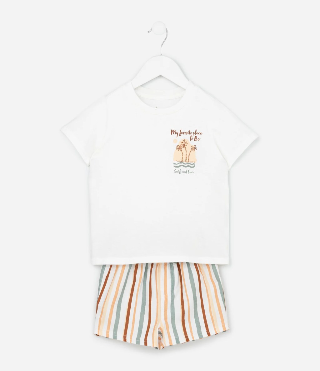 Foto de um conjuntinho infantil masculino composto por camiseta branca e bermuda listrada