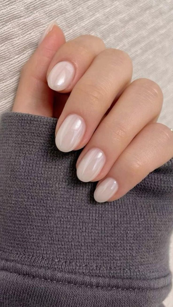 Imagem de unhas com esmalte branco perolado representando cores para manter na unha por semanas sem enjoar