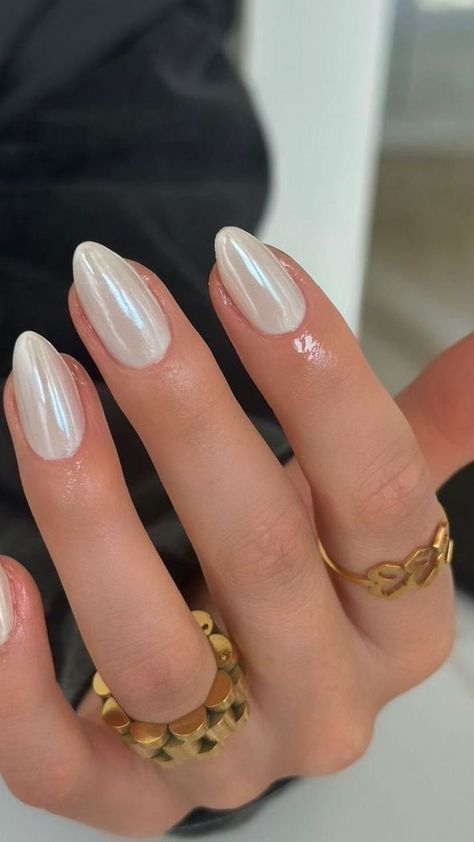 Imagem de unhas com esmalte branco perolado representando cores para manter na unha por semanas sem enjoar
