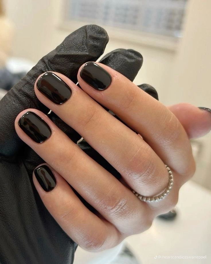 Imagem de unhas com esmalte preto representando cores para manter na unha por semanas sem enjoar