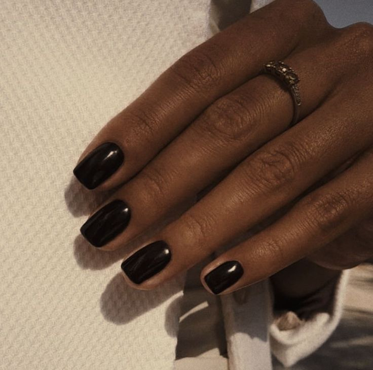 Imagem de unhas com esmalte preto representando cores para manter na unha por semanas sem enjoar