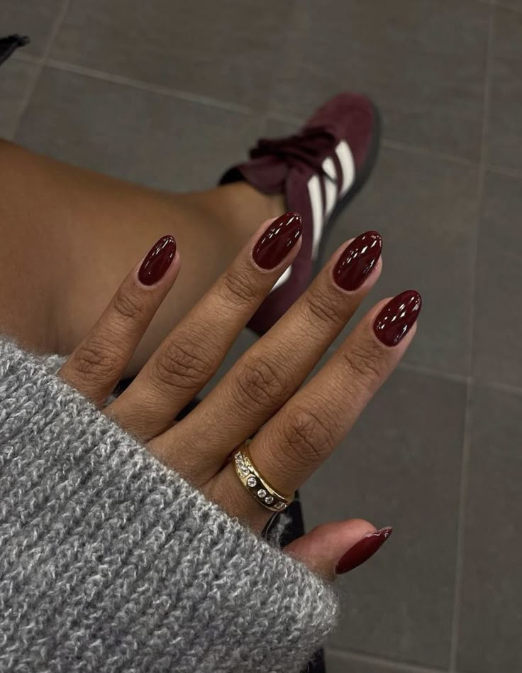 Imagem de unhas com esmalte marsala representando cores para manter na unha por semanas sem enjoar