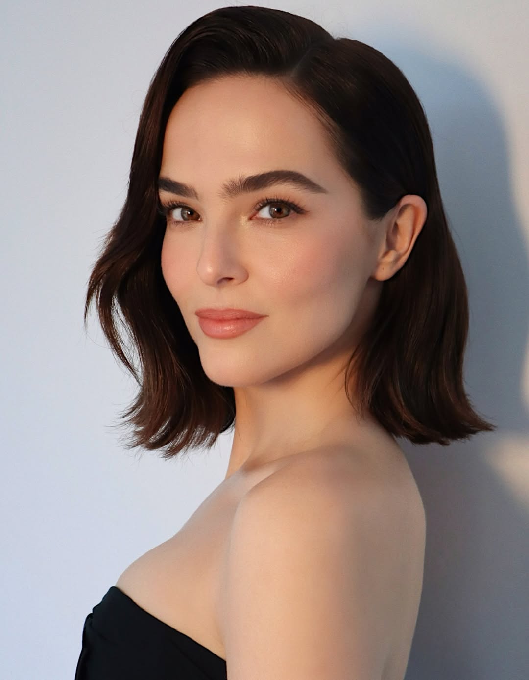 Foto de uma mulher branca com corte de cabelo chanel