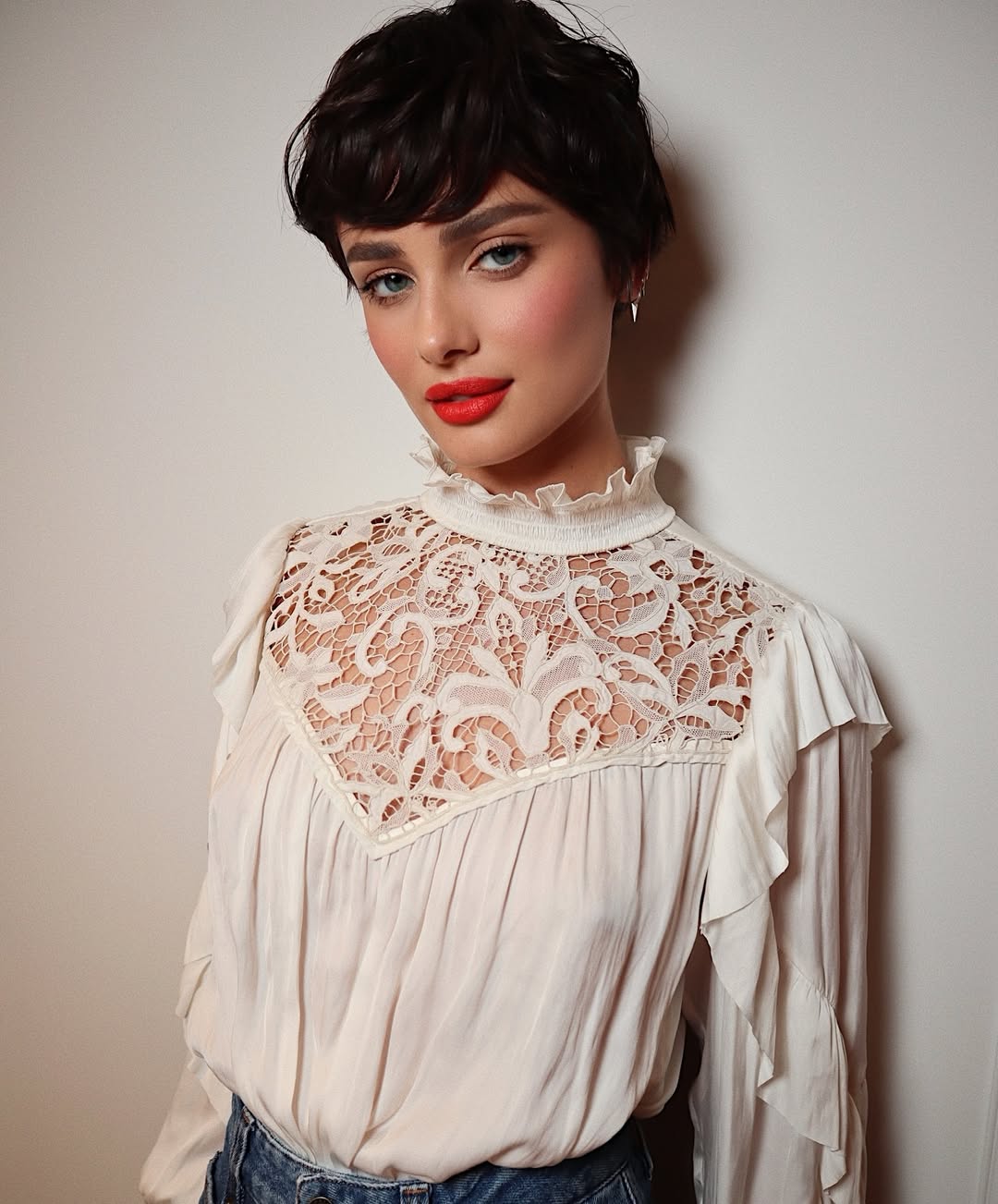 Foto de uma mulher branca usando o cabelo com o corte pixie