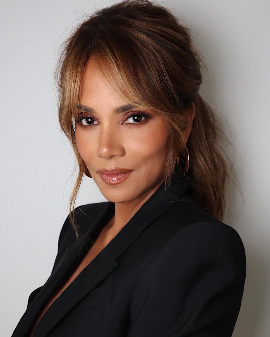 Foto de uma mulher com cabelo castanho com um franj&atilde;o