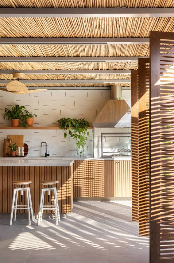 &Aacute;rea gourmet com muxarabi, teto com palha natural e churrasqueira.