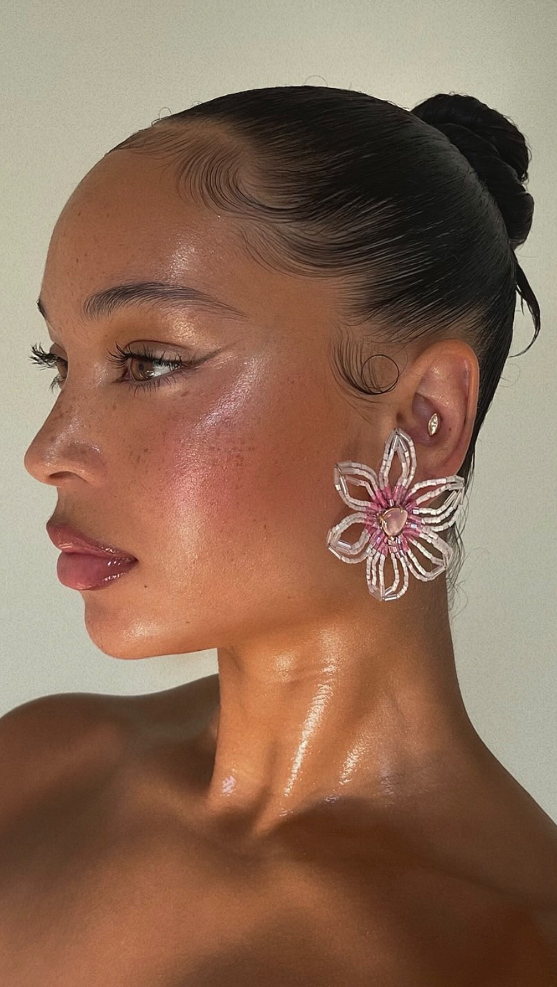 Blush com glitter discreto &eacute; op&ccedil;&atilde;o elegante para maquiagem de Carnaval