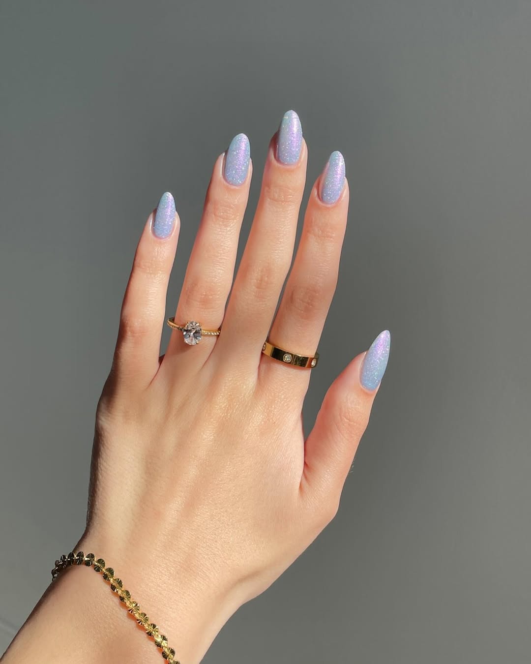 Foto de uma m&atilde;o com as unhas coloridas de lil&aacute;s