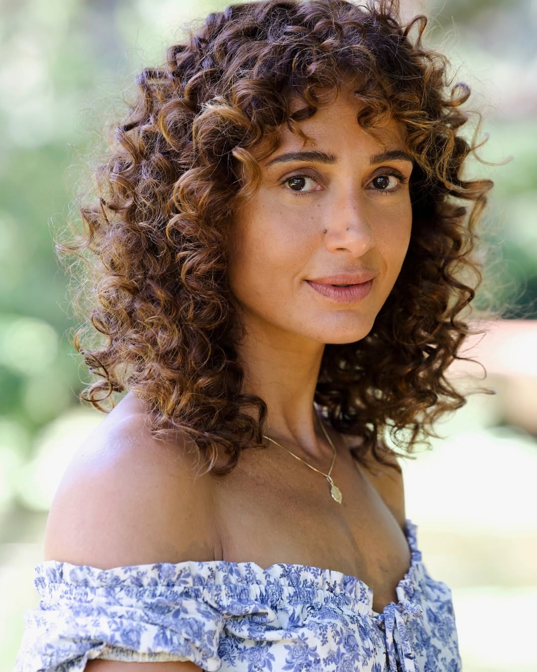 Foto de uma mulher negra usando o corte de cabelo long bob com franja