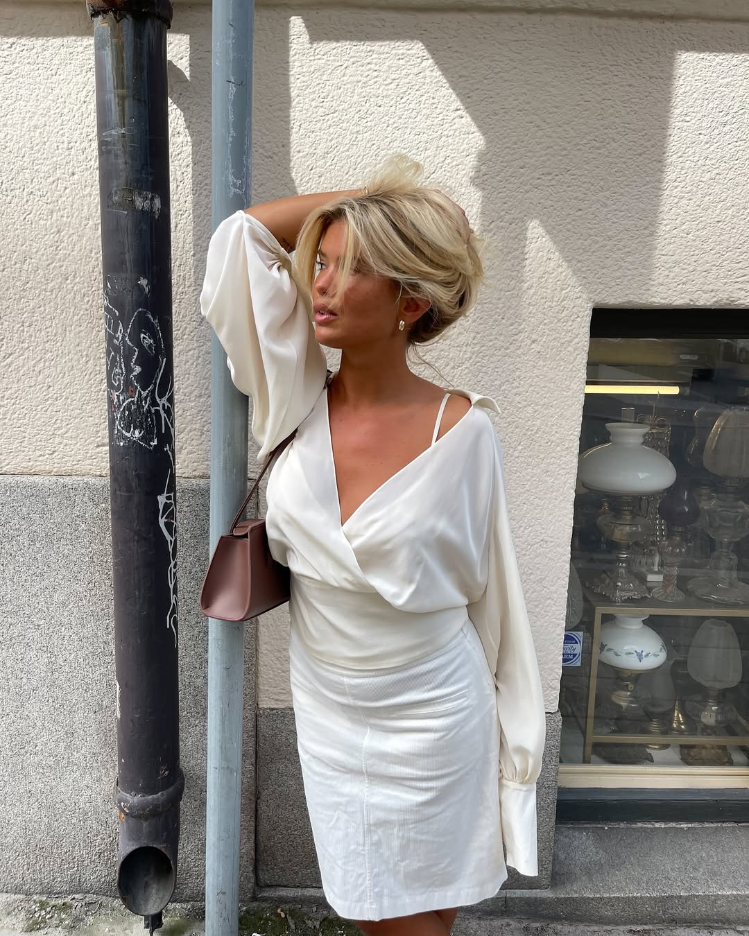 Look com biqu&iacute;ni usado como base para vestido elegante fora da praia