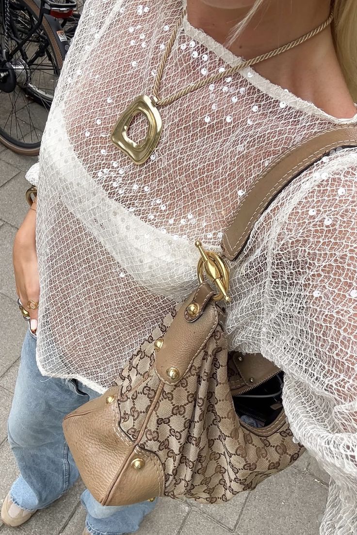 Look fashion com biqu&iacute;ni e sobreposi&ccedil;&atilde;o transparente