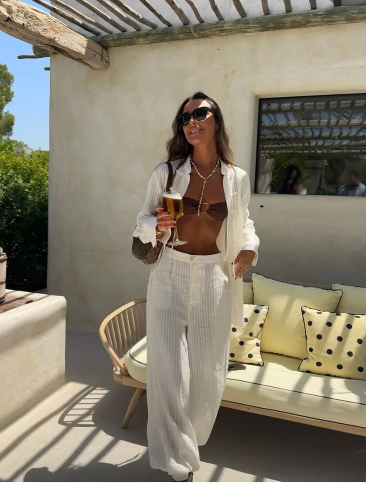 Look de ver&atilde;o com biqu&iacute;ni, camisa aberta e cal&ccedil;a leve