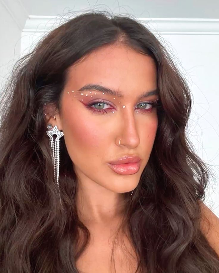 Mulher de cabelo castanho ondulado solto usando maquiagem delicada para o carnaval