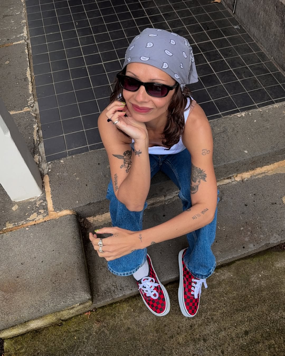 &Oacute;culos de sol cl&aacute;ssicos com linhas retas seguem como tend&ecirc;ncia em 2026