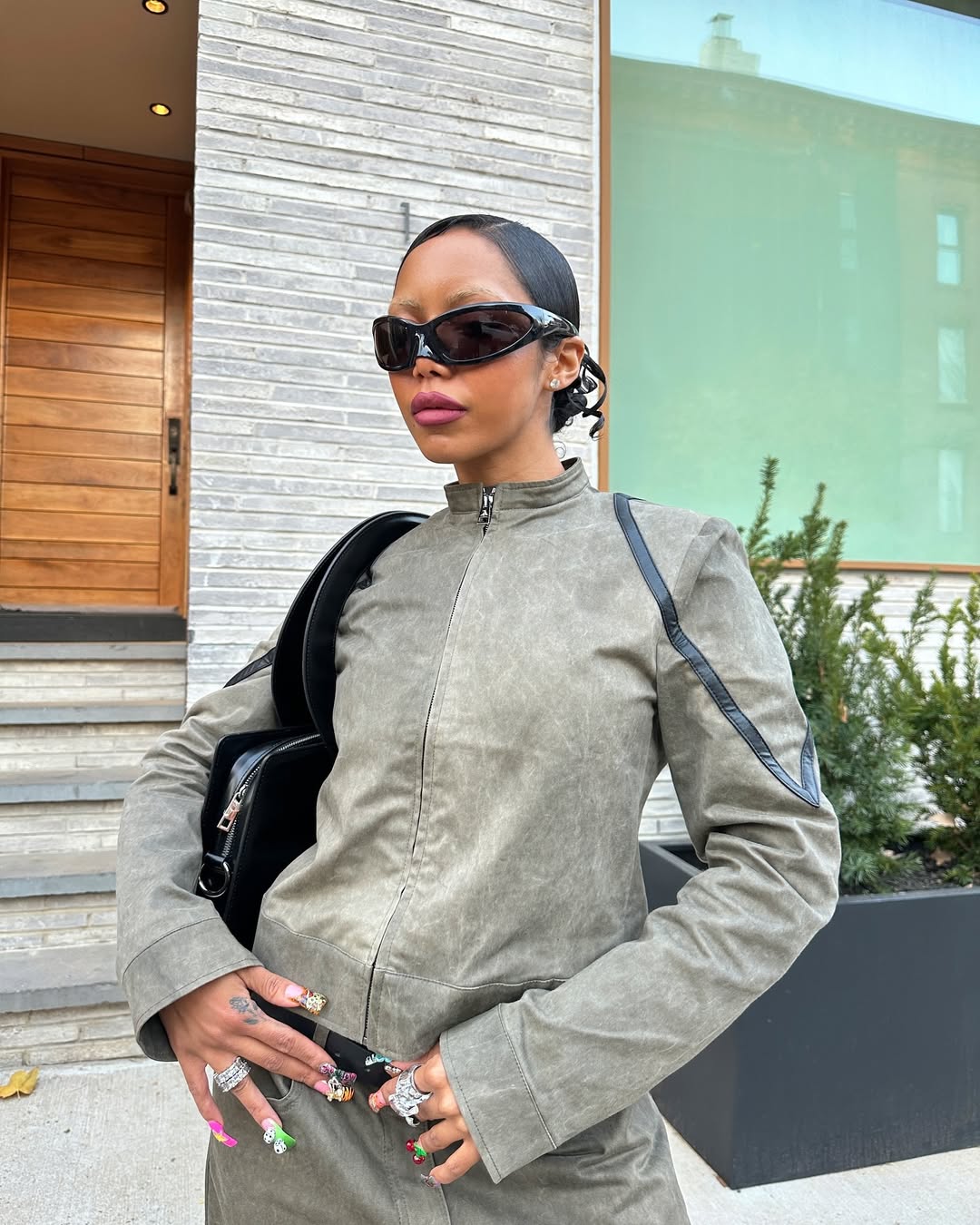 &Oacute;culos de sol futuristas ganham espa&ccedil;o nas tend&ecirc;ncias de moda para 2026