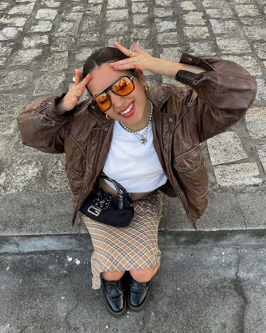 &Oacute;culos de sol com lentes coloridas s&atilde;o tend&ecirc;ncia para 2026 e atualizam looks urbanos