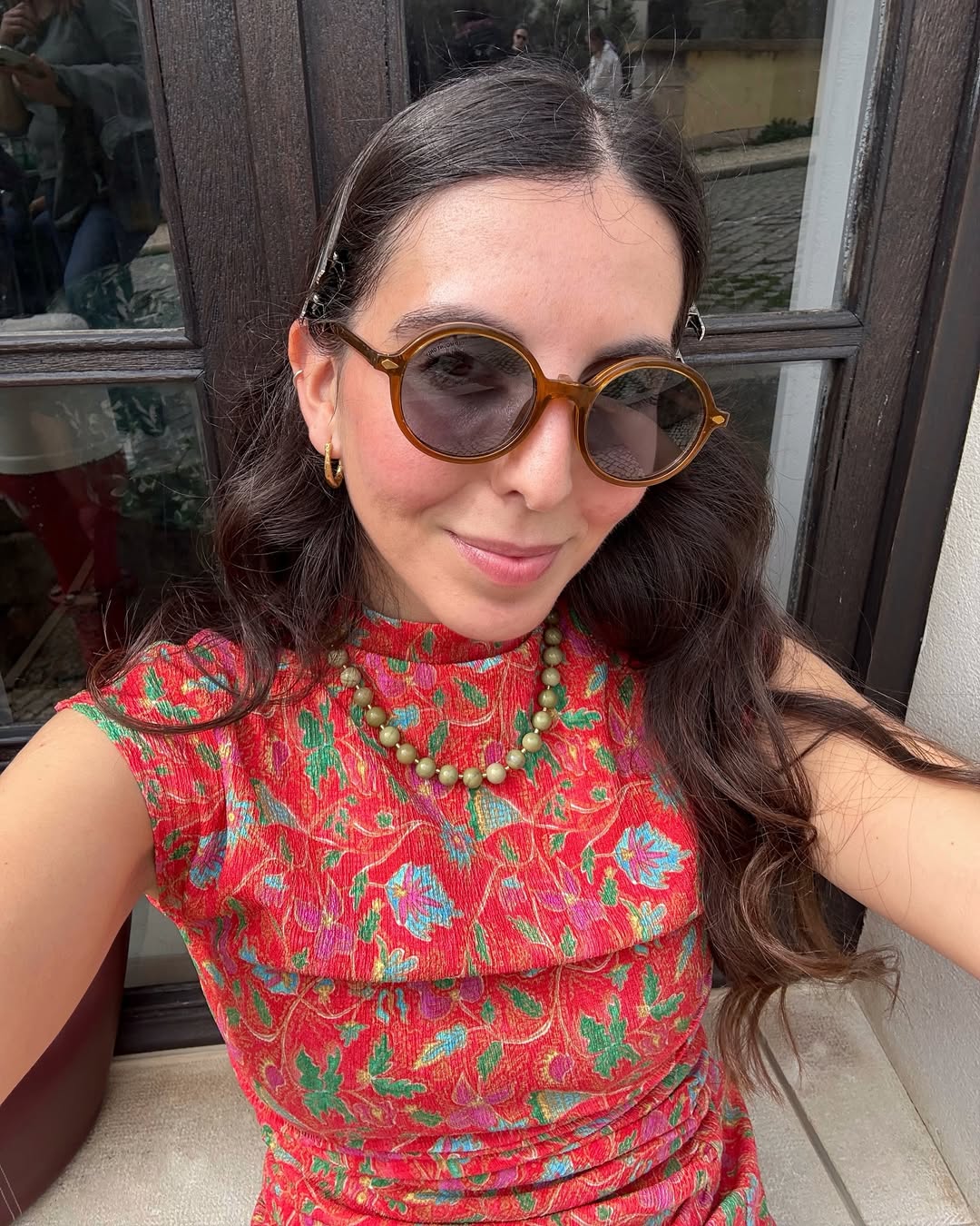 &Oacute;culos de sol redondos s&atilde;o tend&ecirc;ncia em 2026 e trazem um visual retr&ocirc; atualizado