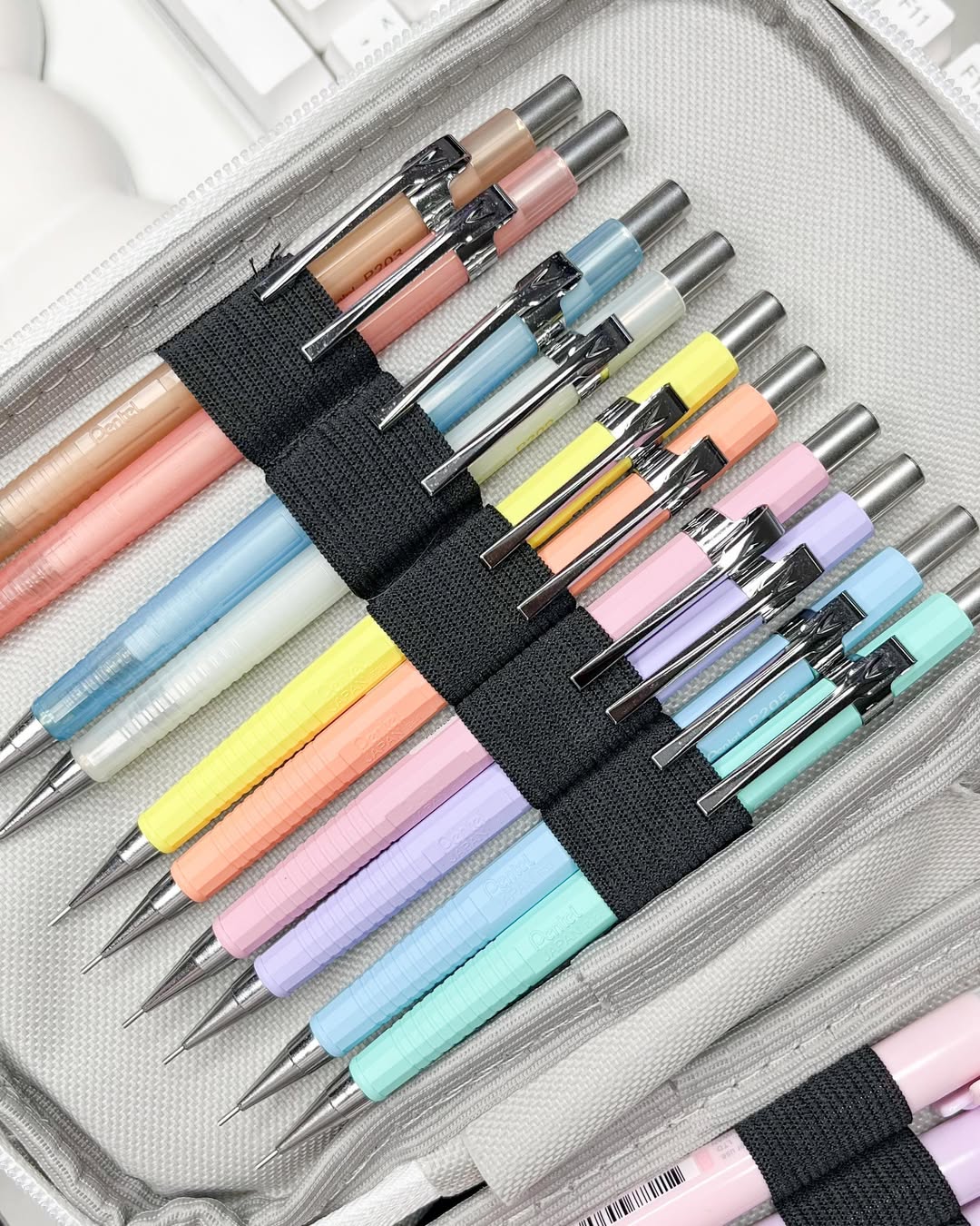 Foto de um conjunto de lapiseiras coloridas