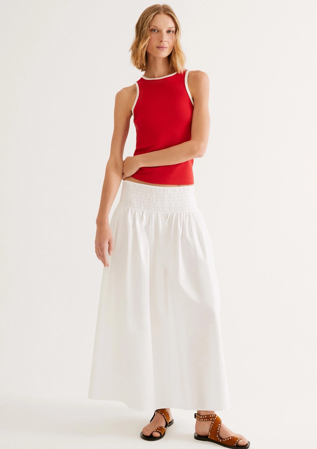 Foto de uma saia longa branca