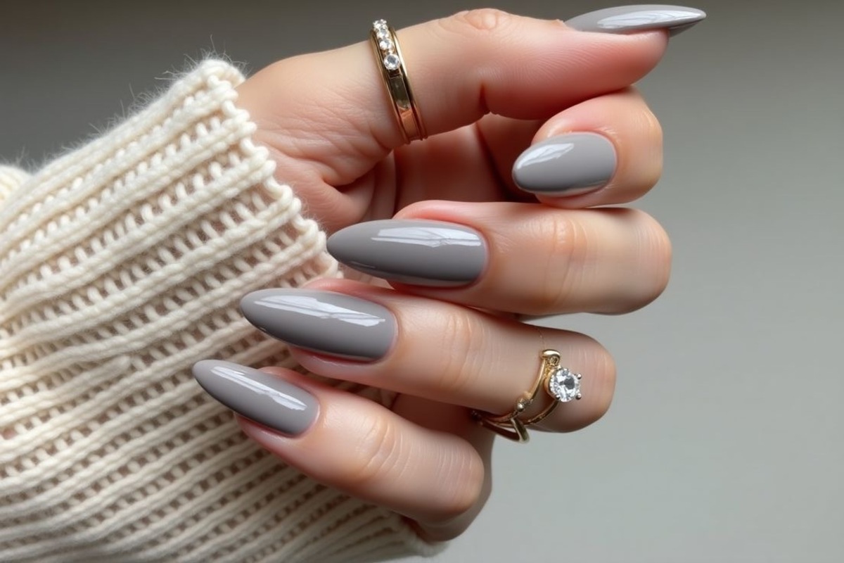 Unha com esmalte cinza