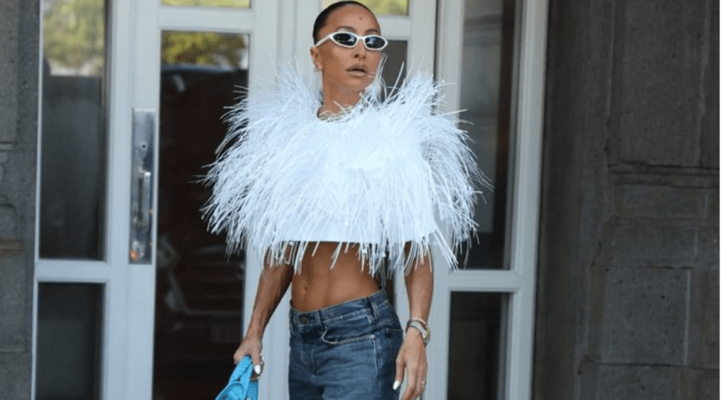 Sabrina Sato mistura Balenciaga e Havaianas na apuração do Rio